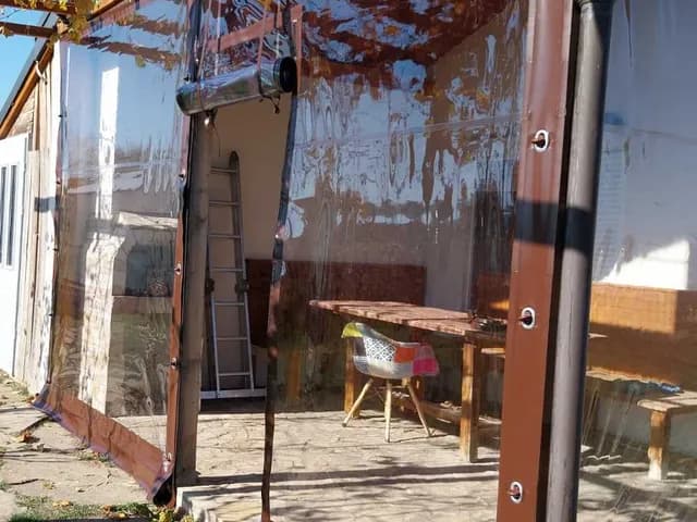 Затворена с PVC дървена пергола на тераса